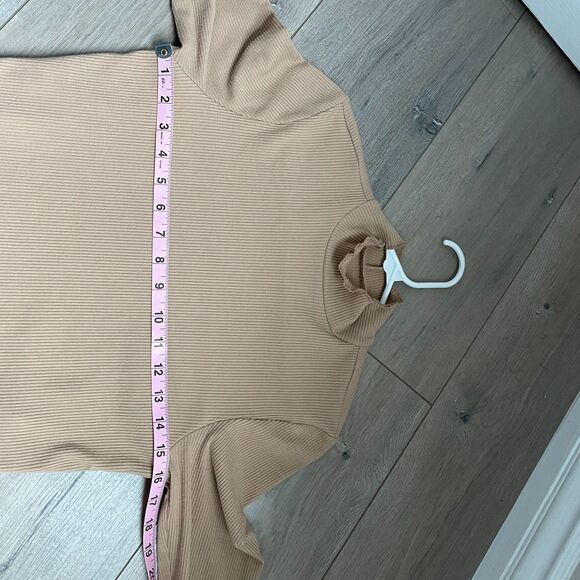 Aerie Long Sleeve Cropped Mock Neck Long sleeve T-Shirt scalloped hem size L tan - Picture 4 of 7